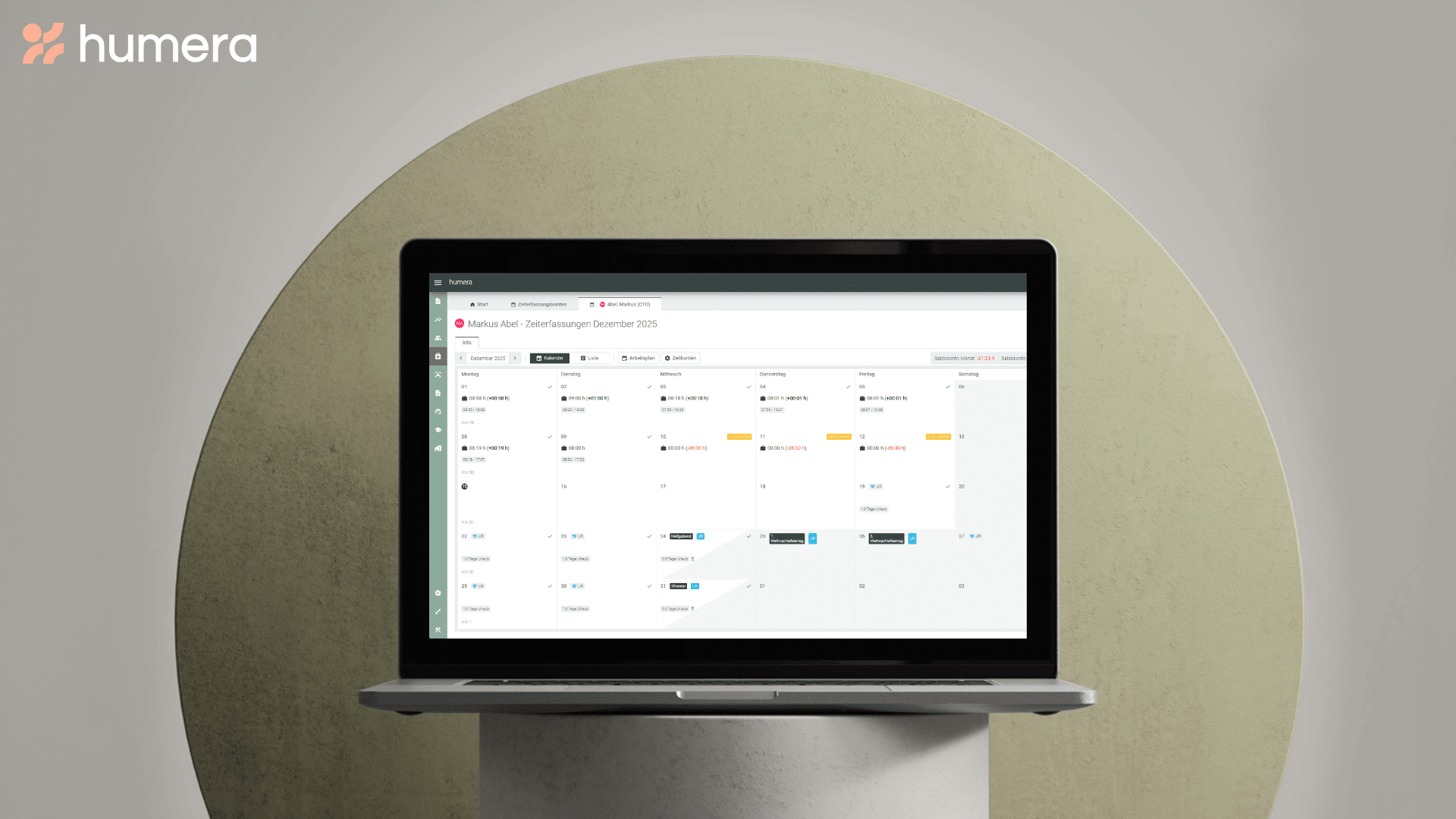 Laptop mit geöffneter Zeiterfassungssoftware humera