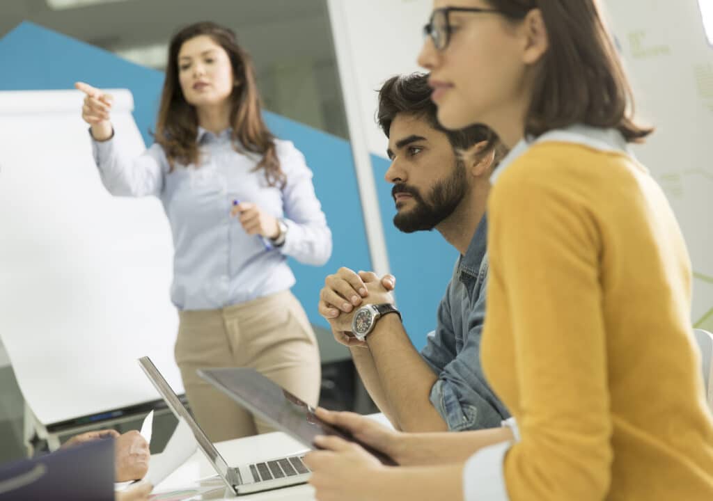 Teammeeting mit Präsentation und Diskussion