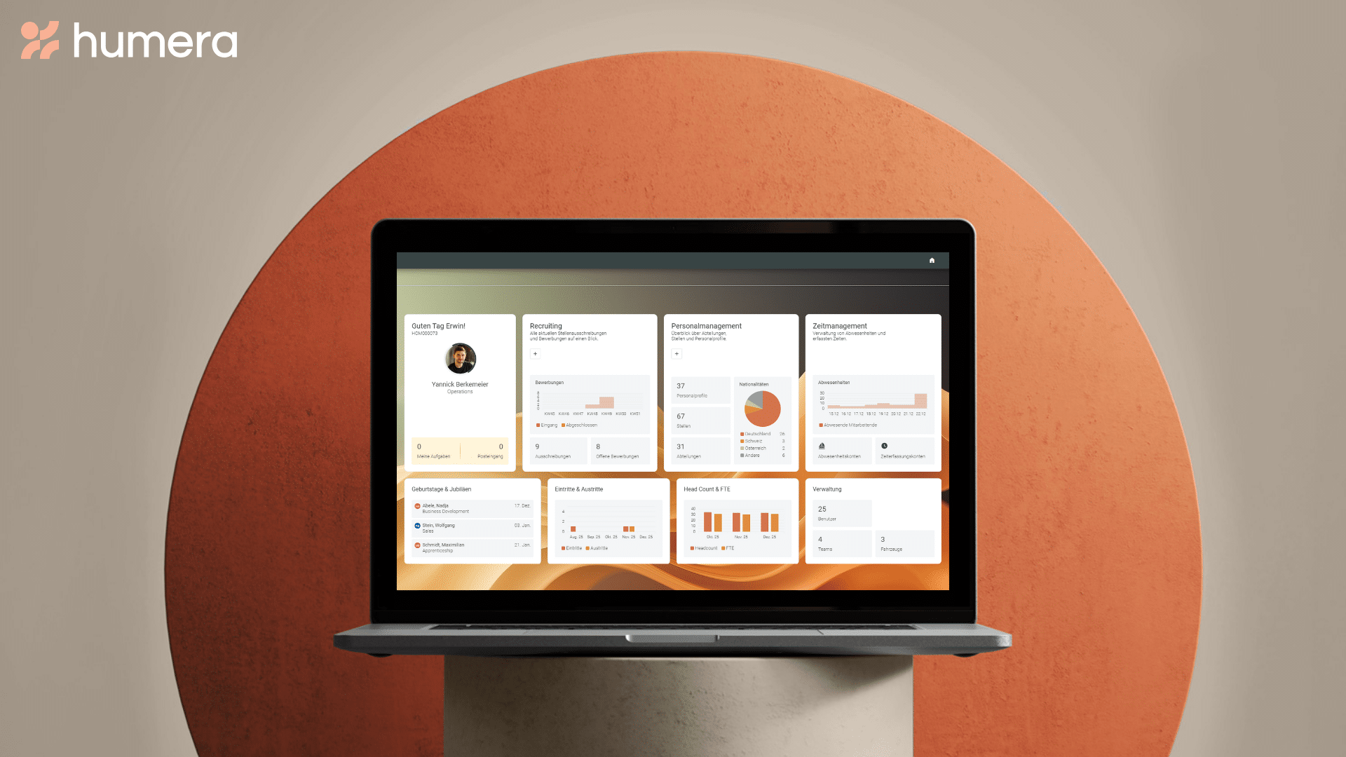 Laptop mit HR-Software-Dashboard vor orangem Hintergrund