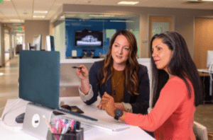 Zwei Frauen arbeiten am Computer im Büro.