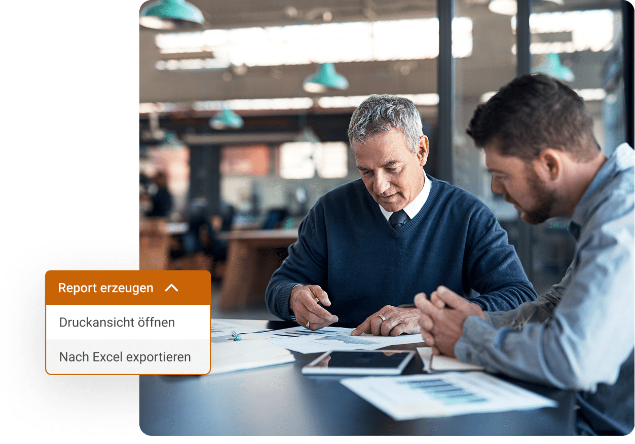 Zwei Männer arbeiten am Schreibtisch an Berichten.