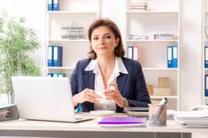 Geschäftsfrau arbeitet am Schreibtisch mit Laptop